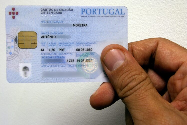 Já é possível pedir cartão de cidadão online para bebés portugueses nascidos no estrangeiro