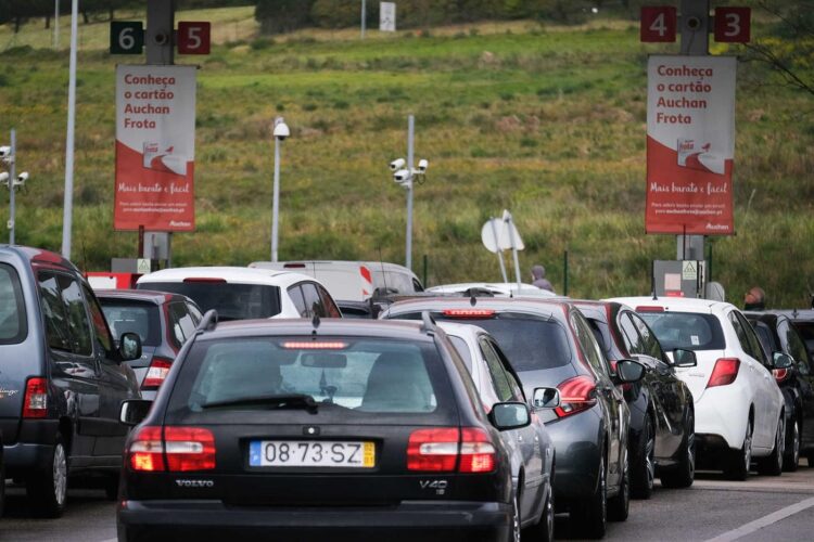 Longas filas em postos de abastecimento de combustíveis levam ao desespero milhares de portugueses