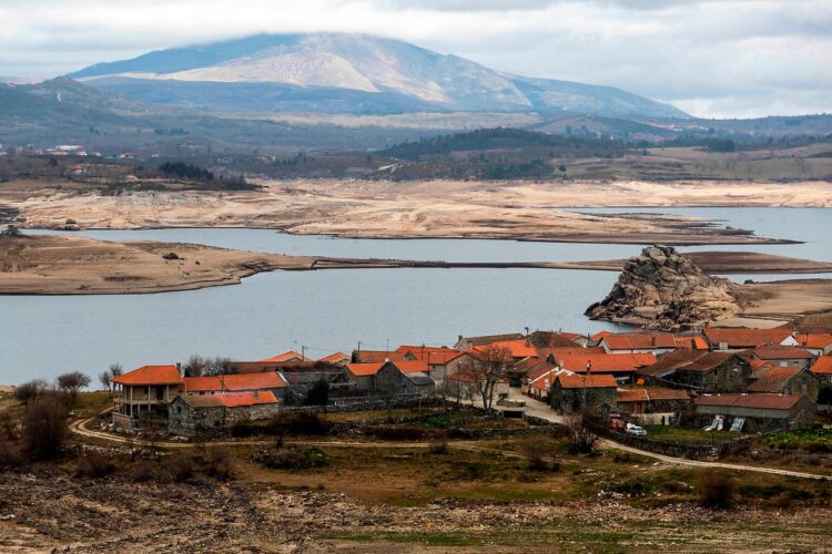Mais de 95% do território português em situação de seca severa ou extrema 11 Mais de 95% do território português em situação de seca severa ou extrema