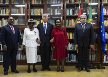 Moçambique. Marcelo condecora escultora Reinata Sadimba e escritor João Paulo Borges Coelho