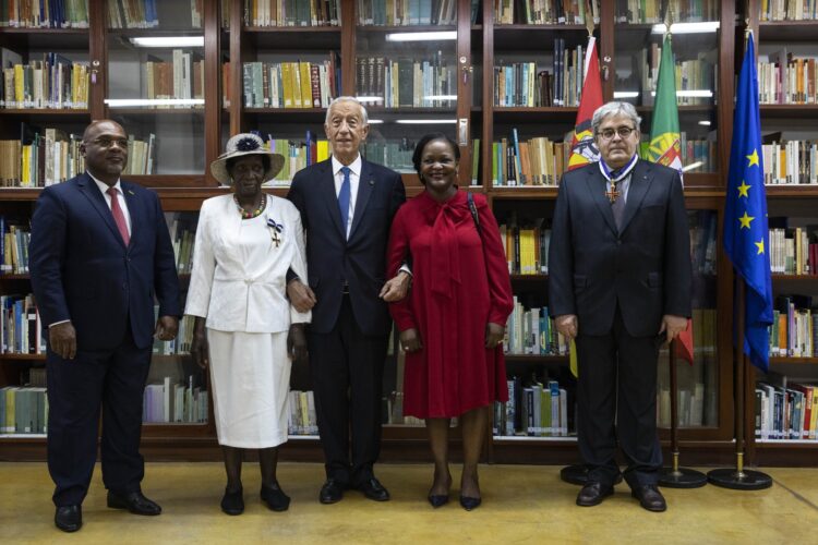 Moçambique. Marcelo condecora escultora Reinata Sadimba e escritor João Paulo Borges Coelho 11 Moçambique. Marcelo condecora escultora Reinata Sadimba e escritor João Paulo Borges Coelho