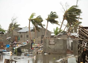 Moçambique. Moçambicanos arriscam a vida entre pontes e casas destruídas pelo ciclone Gombe