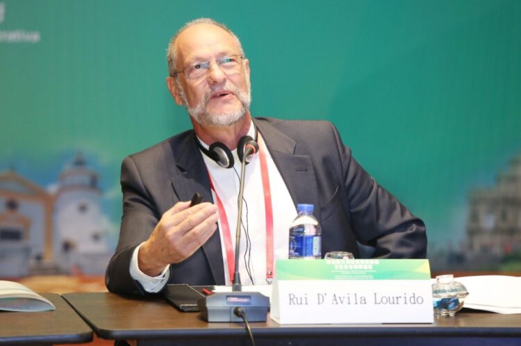 “Países lusófonos devem aprofundar relações com Pequim”, defende presidente do Observatório da China 11 “Países lusófonos devem aprofundar relações com Pequim”, defende presidente do Observatório da China