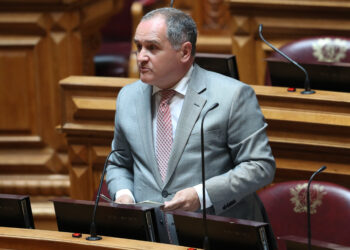 Repetição do voto de emigrantes. Deputado Paulo Pisco desloca-se a Paris, Lille e Clermont-Ferrand