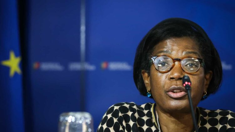 Van Dunem vai hoje ao parlamento esclarecer votação dos emigrantes