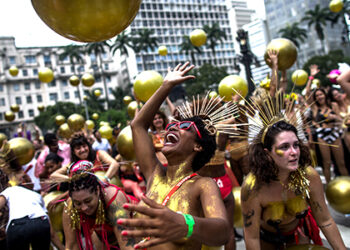Carnaval fora de época no Brasil arranca hoje com desfiles de escolas de samba e blocos de rua proibidos
