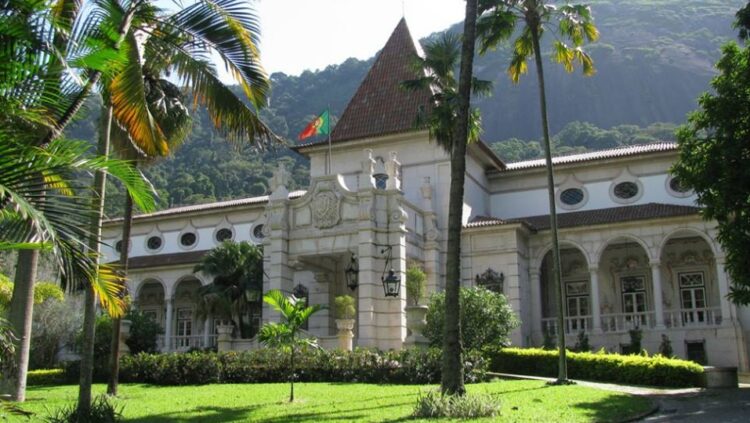 Com o novo Governo, funcionários da rede diplomática no Brasil continuam a viver drama dos salários congelados 11 Com o novo Governo, funcionários da rede diplomática no Brasil continuam a viver drama dos salários congelados