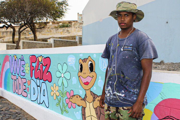 Emigrante cabo-verdiano muda imagem de escola de São Vicente através da pintura