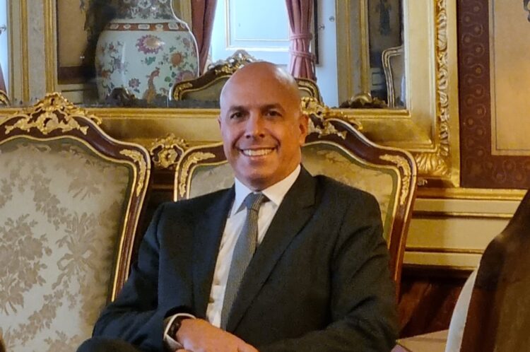 Entrevista: Paulo Cafôfo - Secretário de Estado das Comunidades Portuguesas 11 Entrevista: Paulo Cafôfo - Secretário de Estado das Comunidades Portuguesas