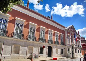 França/Eleições: Fila de um quilómetro e duas horas de espera na embaixada em Lisboa