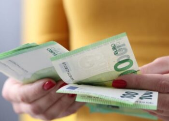 França. Salário mínimo sobe para 1.300 euros líquidos