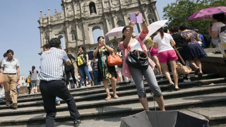 Número de visitantes em Macau cai 19,6% em março e 30,3% em termos anuais 11 Número de visitantes em Macau cai 19,6% em março e 30,3% em termos anuais