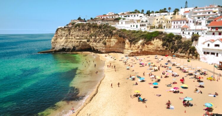 Praias voltam a abrir hoje em Portugal, sem máscaras