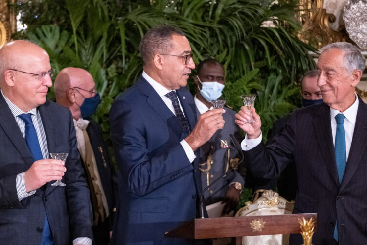 Presidente são-tomense quer "fazer história" no relacionamento com Portugal