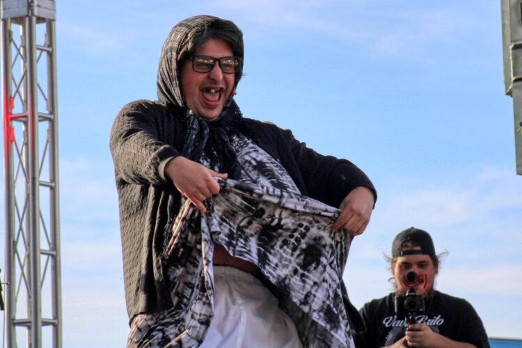 Açoriano faz comédia em português nos Estados Unidos com referências da Terceira