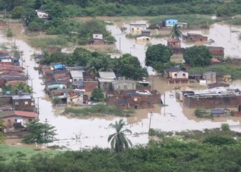 Chuvas deixaram pelo menos 100 mortos em estado do nordeste do Brasil