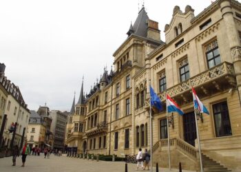Eleições municipais. Parlamento luxemburguês debate abolição da cláusula de residência de cinco anos