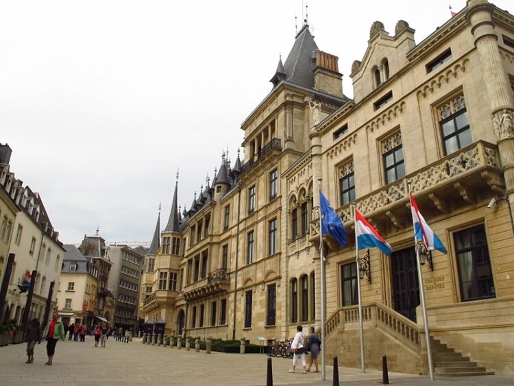 Eleições municipais. Parlamento luxemburguês debate abolição da cláusula de residência de cinco anos