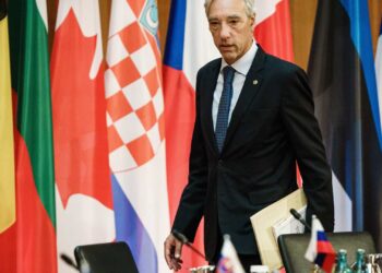 Em Cabo Verde, MNE promete agilizar processos de vistos para Portugal