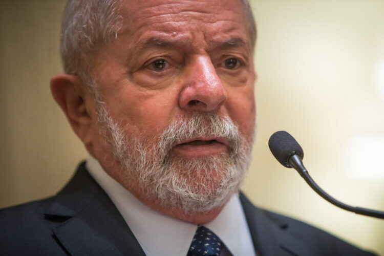 Lula da Silva diz estar perto vitória já na primeira volta e pede mais "um 'tiquinho'" 11 Lula da Silva diz estar perto vitória já na primeira volta e pede mais "um 'tiquinho'"