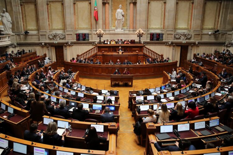 Orçamento do Estado aprovado em votação final apenas com votos favoráveis do PS 11 Orçamento do Estado aprovado em votação final apenas com votos favoráveis do PS