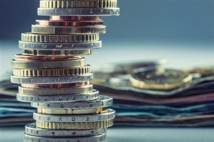 Remessas dos emigrantes caem 0,9% em março