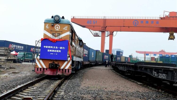 Viagens de comboios de mercadorias entre a China e Europa aumentam em abril