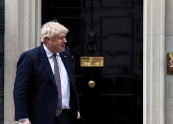 Boris Johnson determinado a “continuar” apesar de derrotas eleitorais