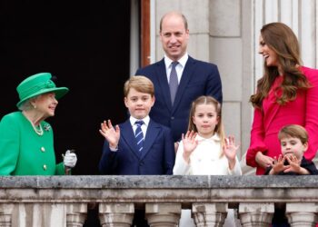 Isabel II continua "determinada a servir" os britânicos