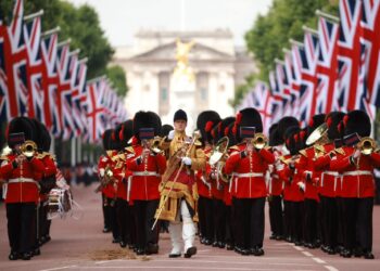 Jubileu de Platina de Isabel II: Desfile militar para honrar 70 anos de reinado da monarca britânica