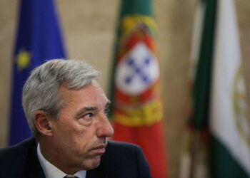 MNE compromete-se em dar resposta aos baixos salários em vários consulados