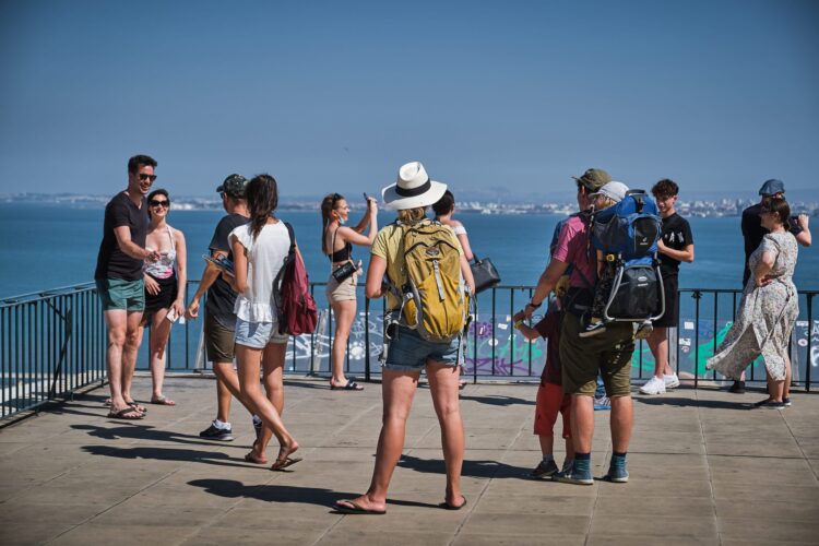 Britânicos aconselhados a passarem férias em Portugal em vez de França