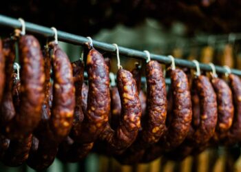 Existe uma relação entre a charcutaria e o cancro do cólon, dizem autoridades de saúde francesas