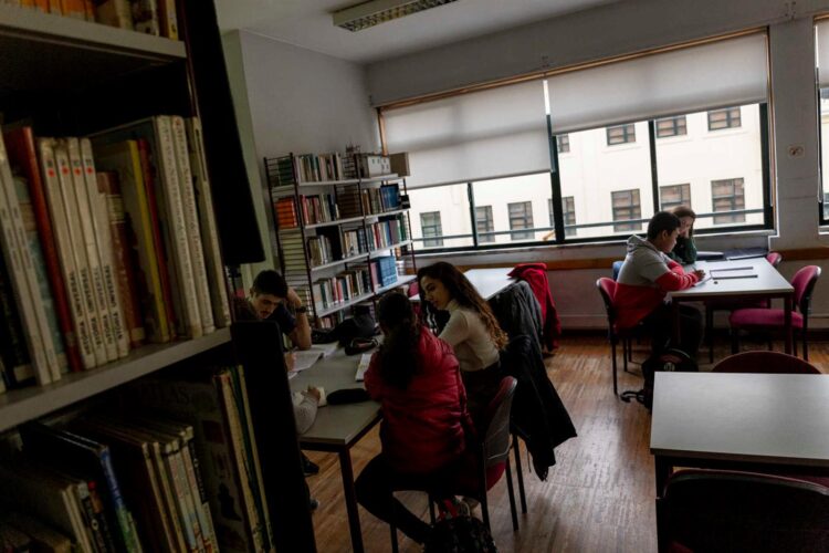 Governo acusado de discriminação contra estudantes estrangeiros 11 Governo acusado de discriminação contra estudantes estrangeiros