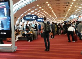 Homem abatido a tiro pela polícia em aeroporto de Paris