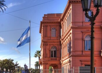 Manifestação de emigrantes em Buenos Aires resulta em novas vagas de atendimento