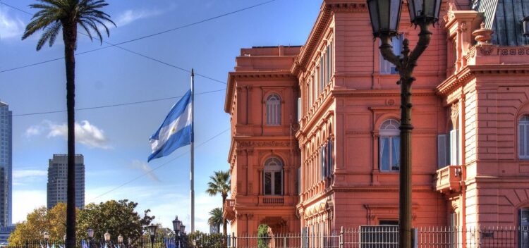 Manifestação de emigrantes em Buenos Aires resulta em novas vagas de atendimento