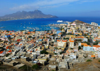 Combustíveis mais baratos e salários atualizados em Cabo Verde