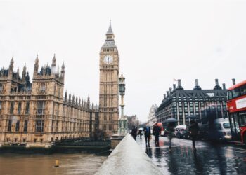 Monograma do Rei Carlos III estreado em final de luto