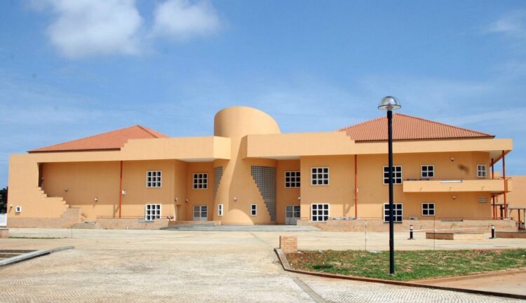 Professores da Escola Portuguesa de Luanda queixam-se de "despedimento irregular" 11 Professores da Escola Portuguesa de Luanda queixam-se de "despedimento irregular"