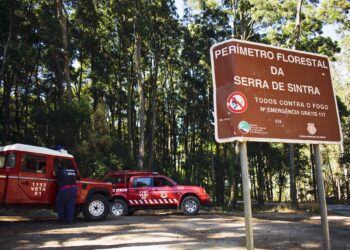 Serra de Sintra e monumentos encerrados ao público até terça-feira devido a risco de incêndio