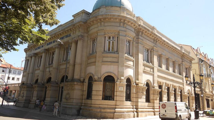 Aberturas de conta por refugiados ucranianos levam a aumento de 13% nos serviços mínimos bancários 11 Aberturas de conta por refugiados ucranianos levam a aumento de 13% nos serviços mínimos bancários