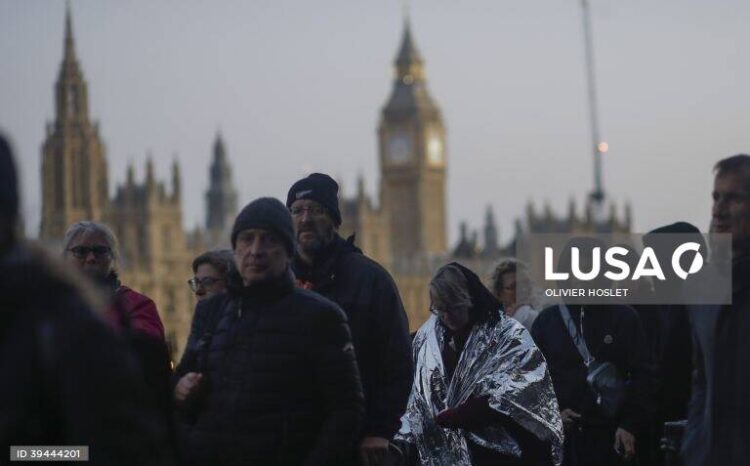 Isabel II: Homem detido por tentar aproximar-se da urna em Westminster 11 Isabel II: Homem detido por tentar aproximar-se da urna em Westminster