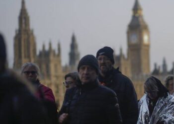 Isabel II: Homem detido por tentar aproximar-se da urna em Westminster