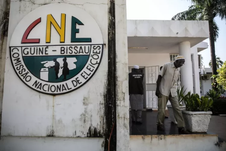 Sete partidos da Guiné-Bissau alertam para irregularidades na Comissão de Eleições 11 Sete partidos da Guiné-Bissau alertam para irregularidades na Comissão de Eleições