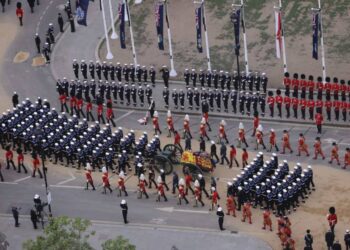 Funeral da Rainha começou com 2.000 pessoas de pé para receber caixão