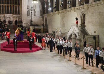 Cerca de 250 mil pessoas passaram por velório de Isabel II