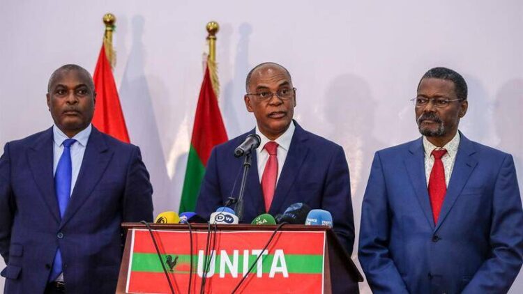 UNITA abandona parlamento angolano em protesto contra "quebra de compromisso político" do MPLA 11 UNITA abandona parlamento angolano em protesto contra "quebra de compromisso político" do MPLA