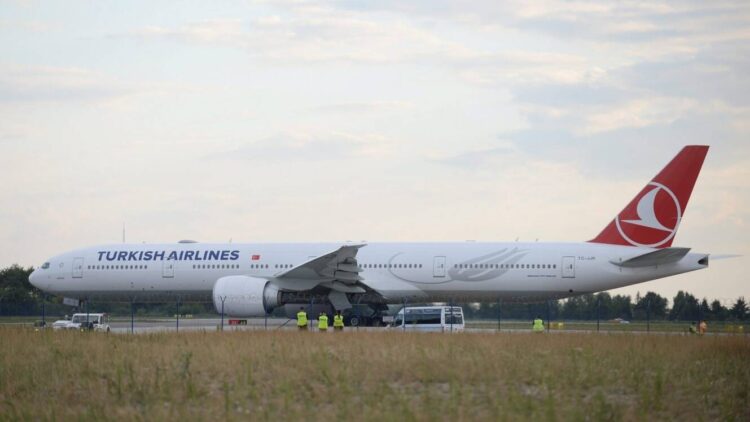 Passageiro que deu falso alerta de bomba num avião foi detido pela PSP 11 Passageiro que deu falso alerta de bomba num avião foi detido pela PSP