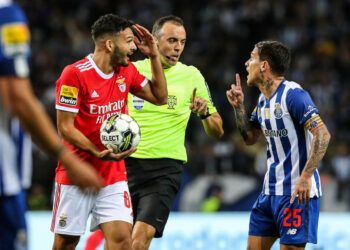 FC Porto's Otavio (R) argues with the referee Joao Pinheiro during their Portuguese First League soccer match against Benfica, held at Dragao stadium, in Porto, north of Portugal, 21 October 2022. JOSE COELHO/LUSA